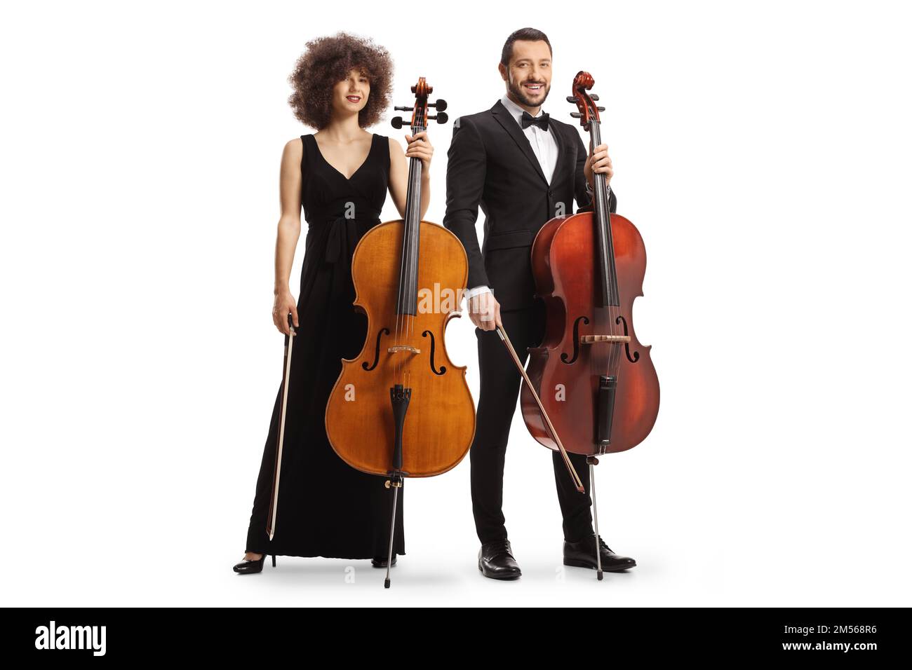Männliche und weibliche Künstler, die mit Cellos auf weißem Hintergrund posieren Stockfoto