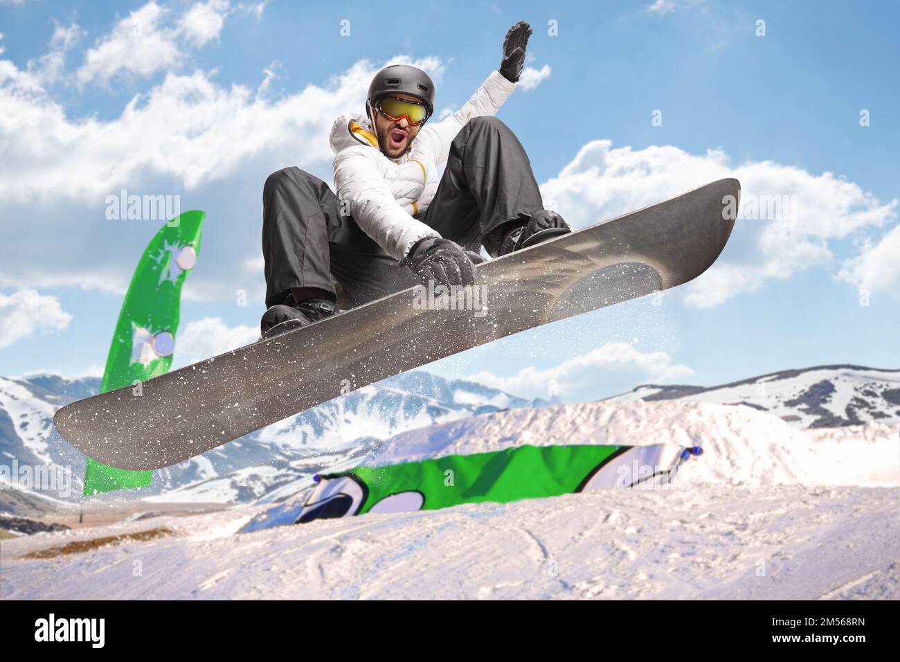 Ein Mann, der bei einem Wettkampf mit einem Snowboard springt Stockfoto