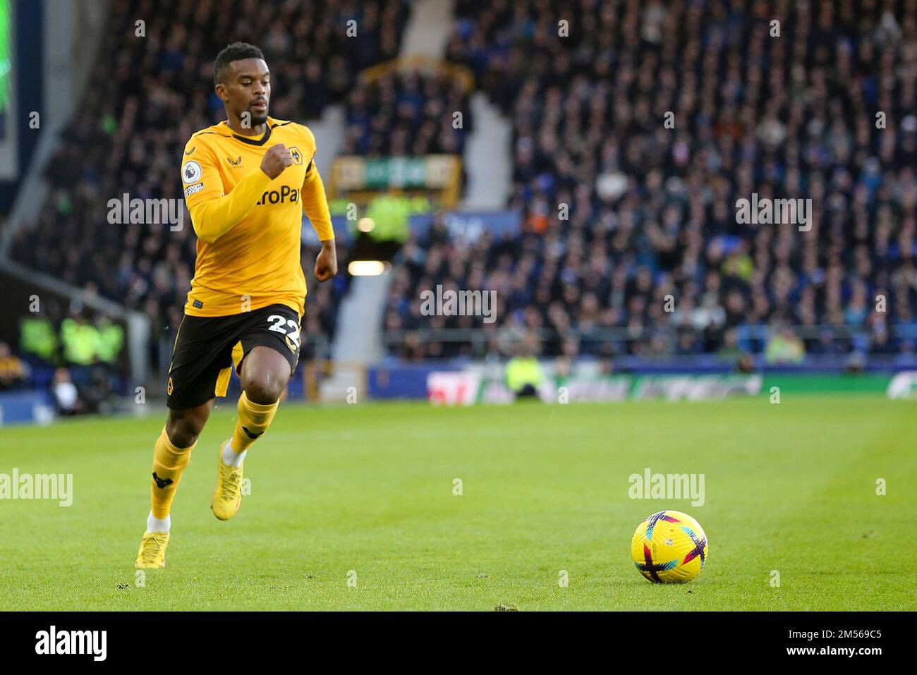 Everton, Großbritannien. 26. Dezember 2022. Nelson Semedo von Wolverhampton Wanderers in Aktion. Spiel der Premier League, Everton gegen Wolverhampton Wanderers im Goodison Park in Liverpool am zweiten Weihnachtsfeiertag, Montag, den 26. Dezember 2022. Dieses Bild darf nur zu redaktionellen Zwecken verwendet werden. Nur redaktionelle Verwendung, Lizenz für kommerzielle Verwendung erforderlich. Keine Verwendung bei Wetten, Spielen oder Veröffentlichungen von Clubs/Ligen/Spielern. Bild von Chris Stading/Andrew Orchard Sportfotografie/Alamy Live News Kredit: Andrew Orchard Sportfotografie/Alamy Live News Stockfoto