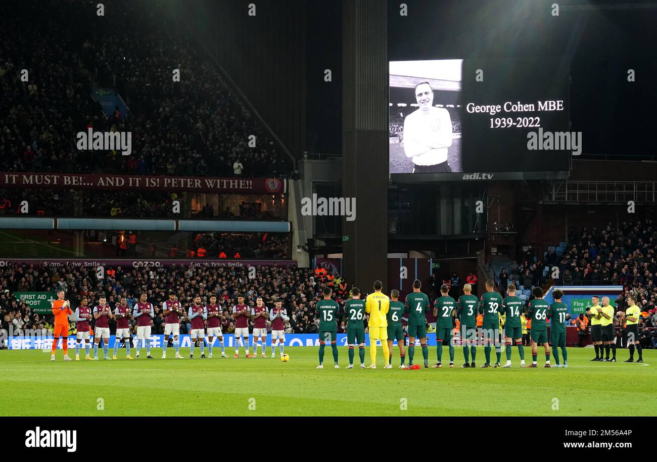Spieler und Beamte applaudieren George Cohens Gedenken vor dem Spiel der Premier League in Villa Park, Birmingham. Foto: Montag, 26. Dezember 2022. Stockfoto