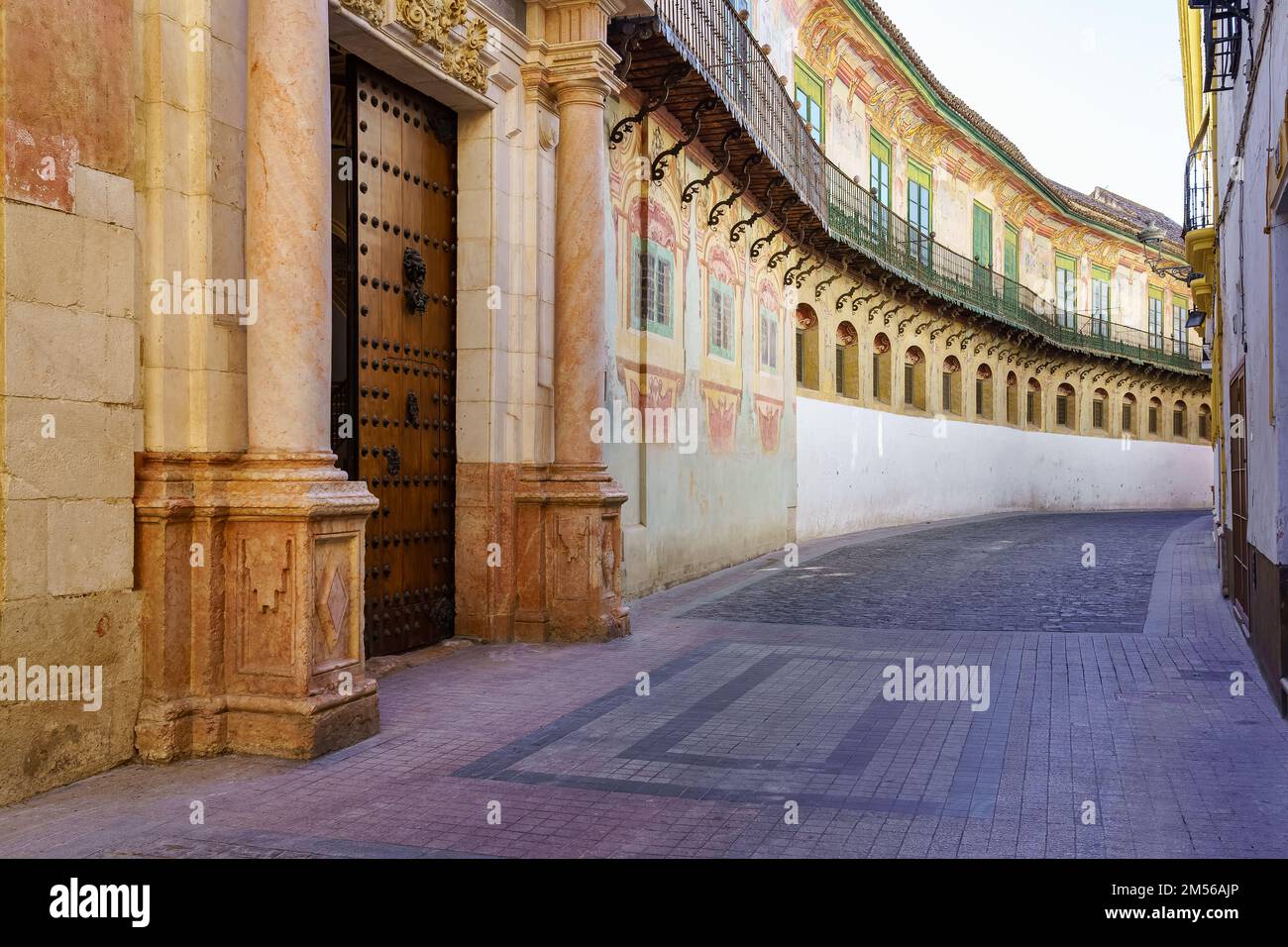 Enge Gasse mit Palästen und aristokratischen Häusern der malerischen Stadt Ecija in Sevilla. Stockfoto