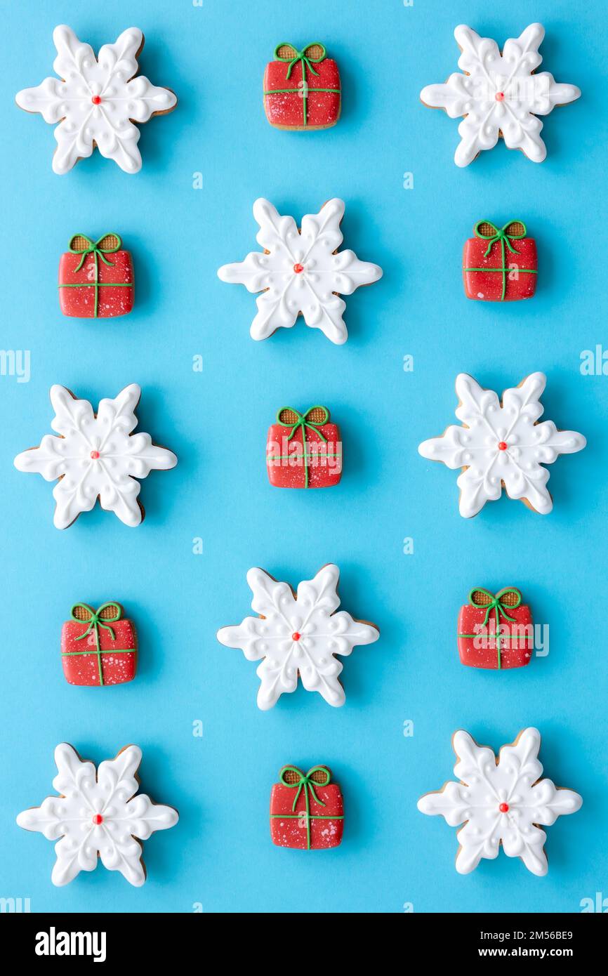 Wunderschöne handgemachte weihnachtlich glasierte Lebkekse auf blauem Hintergrund. Stockfoto