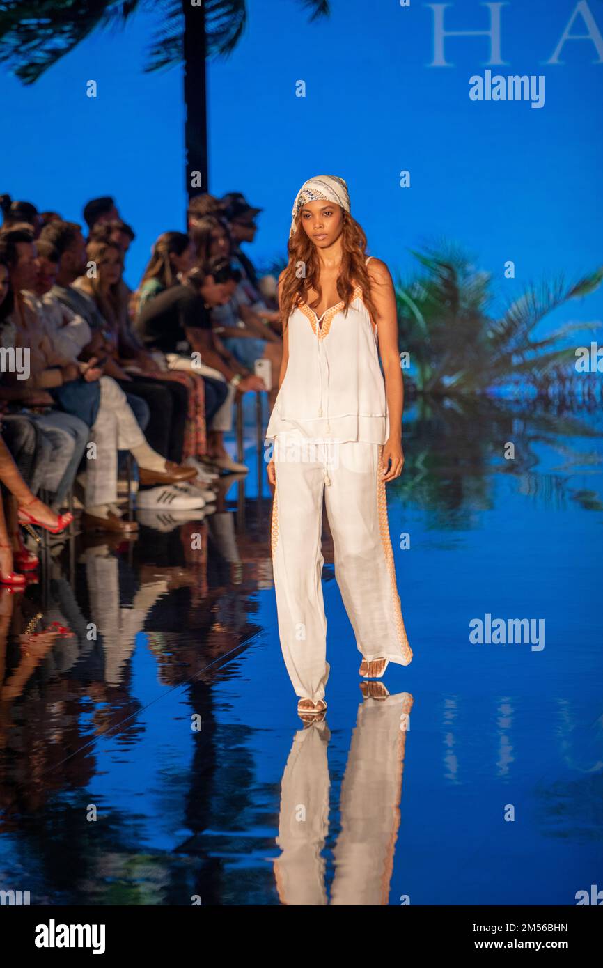 Ein Model läuft auf dem Laufsteg für die Hale Bob Fashion Show während der Art, Hearts, Fashion Swim Week im Faena Forum in Miami Beach von 7- 11- 2021 Stockfoto