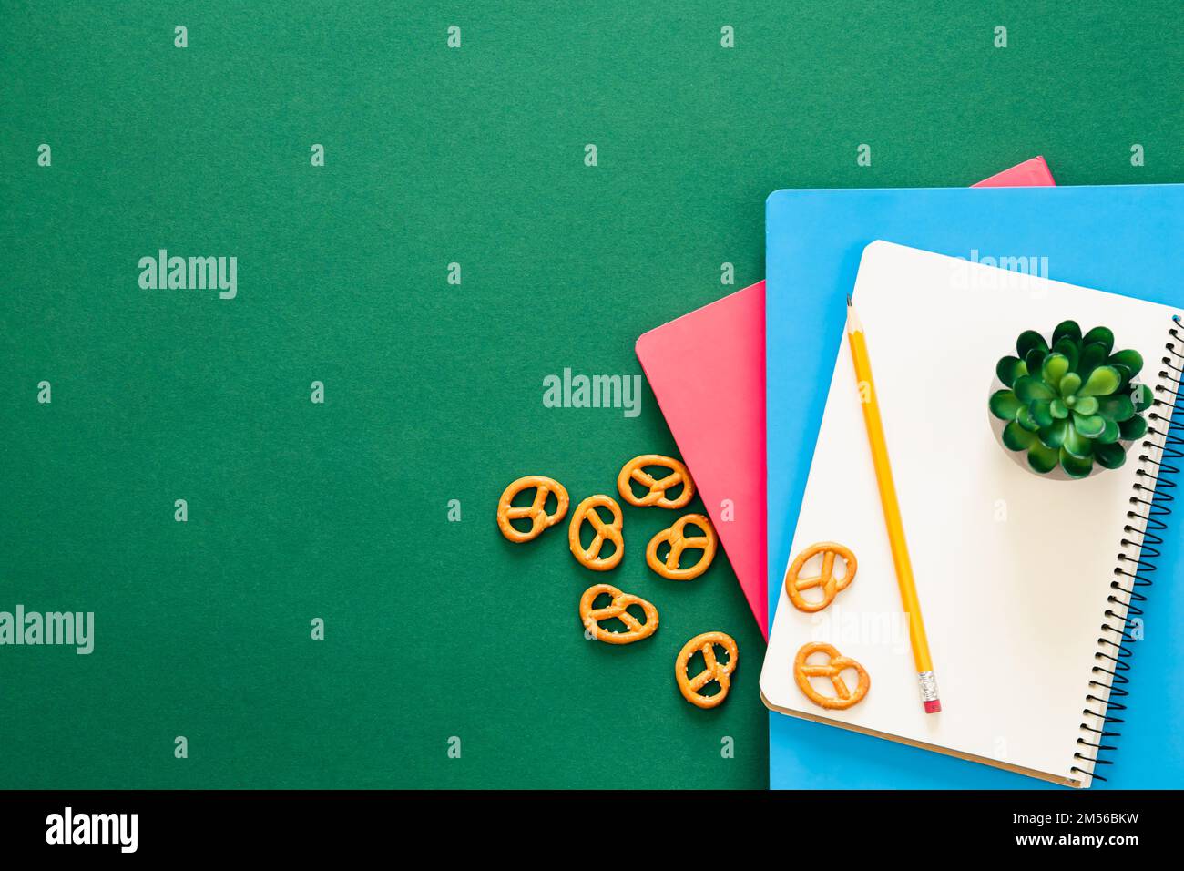 Notizbücher auf grünem Hintergrund, Schulkonzept, flach liegend. Stockfoto