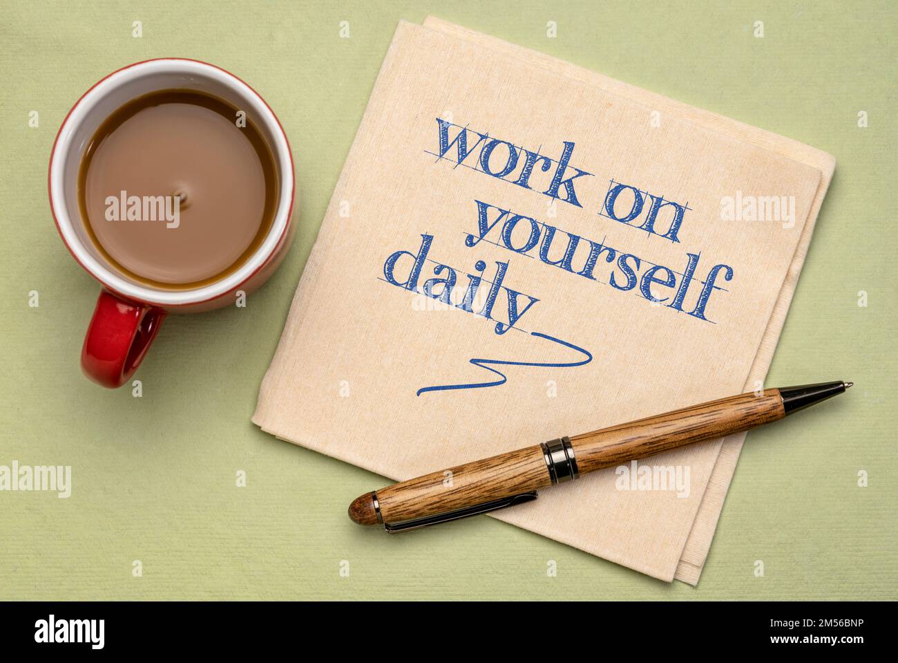 Arbeiten Sie täglich an sich selbst – inspirierende Ratschläge oder Erinnerungen an eine Serviette mit Kaffee, Selbstverbesserung und persönlichem Entwicklungskonzept Stockfoto