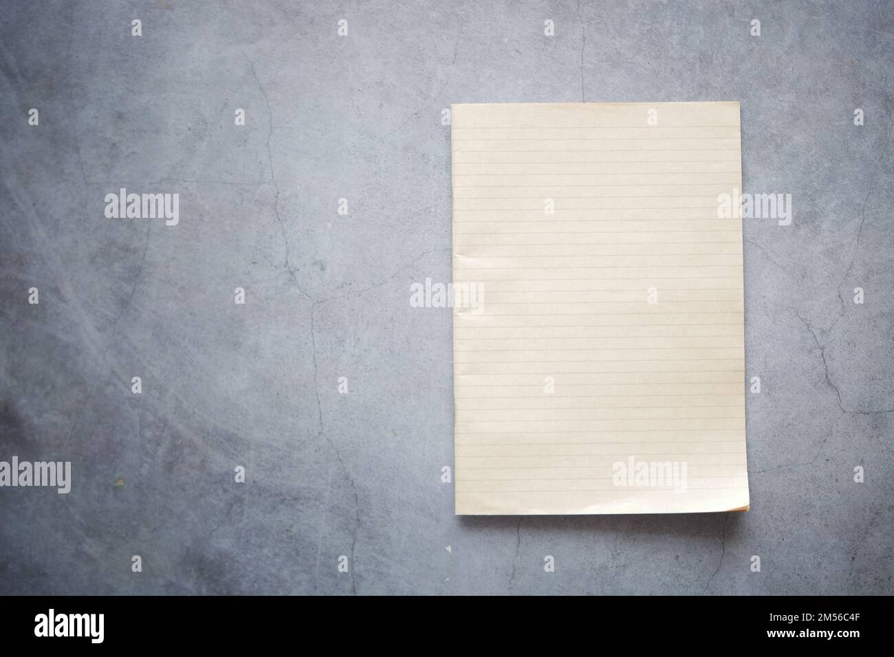 Draufsicht der alten Papierstruktur auf schwarzem Hintergrund Stockfoto