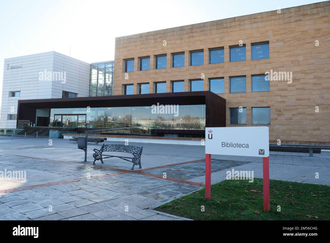 Fuenlabrada, Madrid. Spanien. 26. Dezember 2022 Gebäude und Campus in der Universität von Fuenlabrada der Name der Universität „Rey Juan Carlos“ Stockfoto