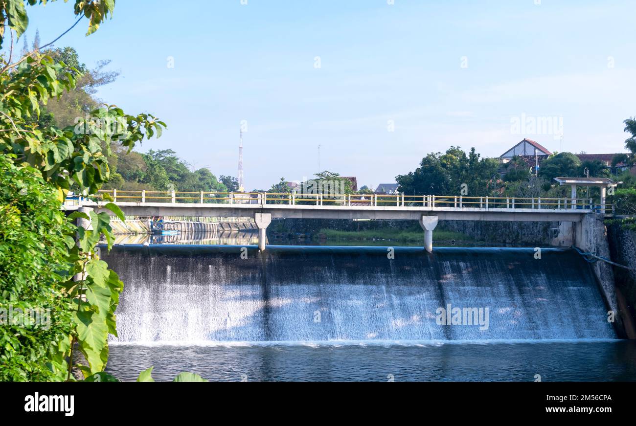 Yogyakarta, Indonesien - 3. Mai 2022: Landschaftsfoto der Brücke über den Staudamm im Touristengebiet Bendhung Lepen Stockfoto