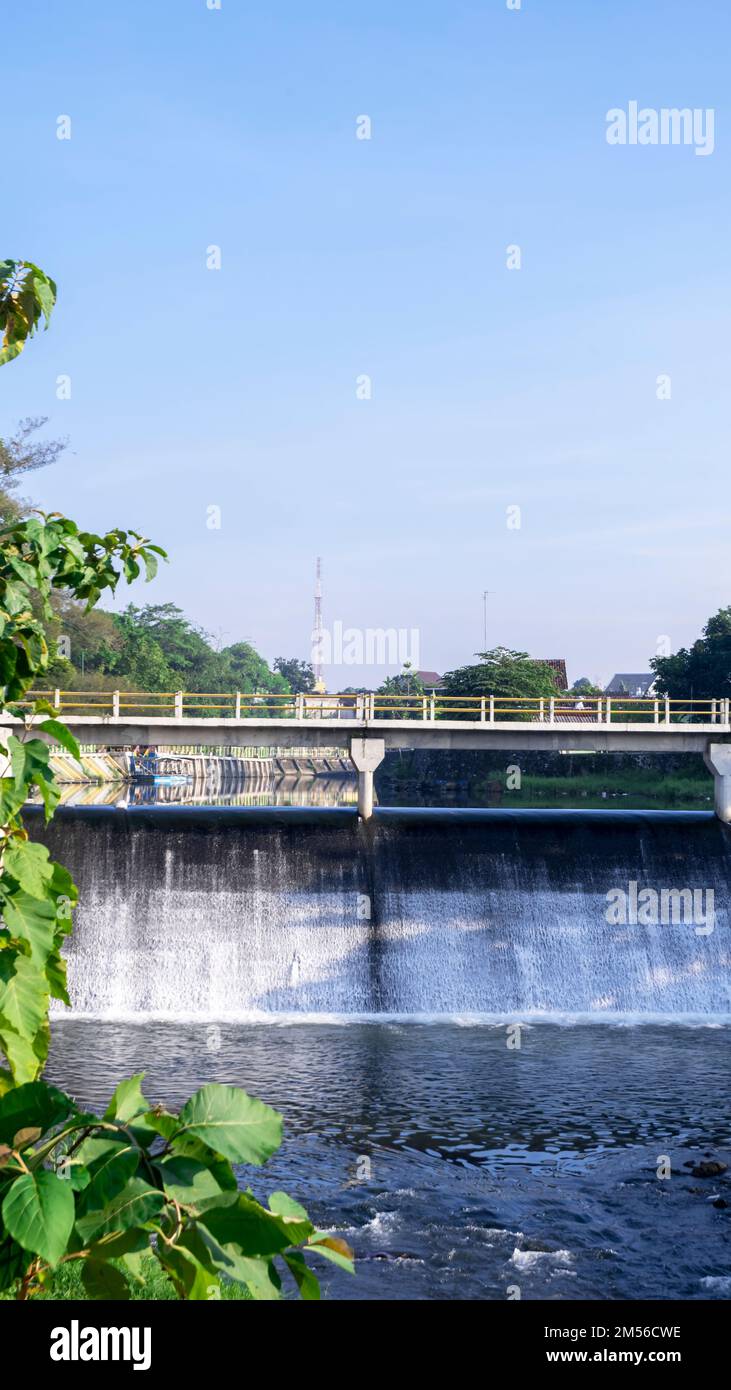 Yogyakarta, Indonesien - 3. Mai 2022: Porträtfoto der Brücke über den Staudamm im Touristengebiet Bendhung Lepen Stockfoto
