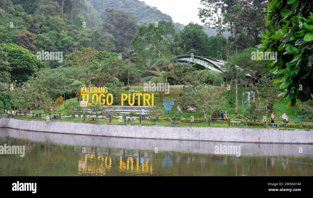 Yogyakarta, Indonesien - 5. September 2022: Das Touristengebiet Tlogo Putri ist ein kleiner See, umgeben von grünen Bäumen und befindet sich an den Hängen von Moun Stockfoto