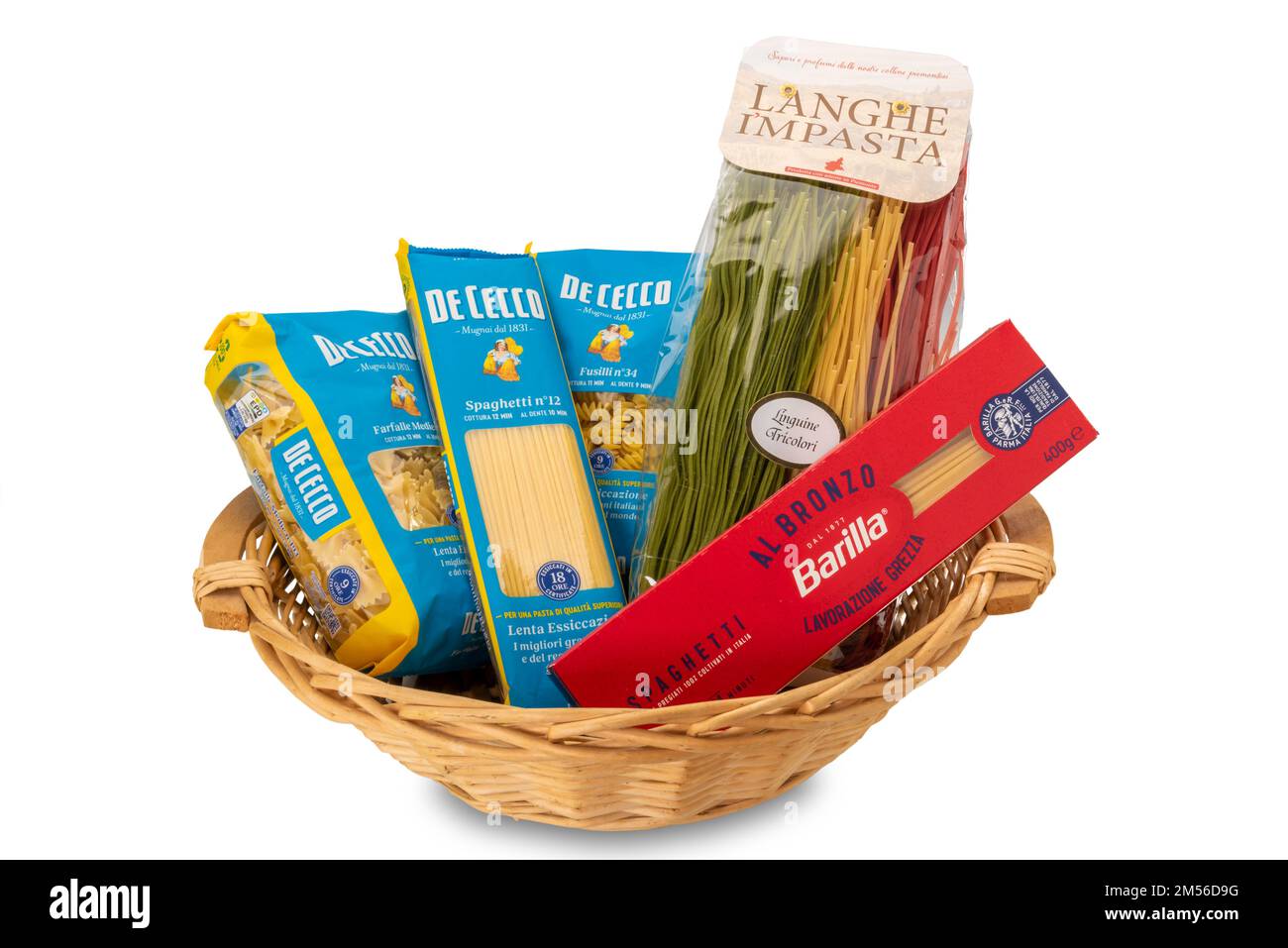 Italien - 26. Dezember 2022: Verschiedene Arten und Marken italienischer Nudelverpackungen. Fliege, De Cecco Fusilli und Spaghetti, Barilla Spaghetti, Taglioli Stockfoto