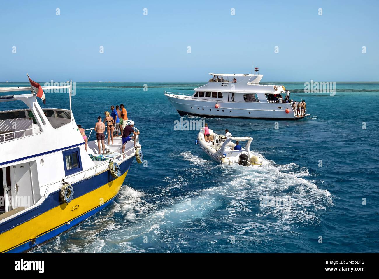 Abenteuer und Reisen. Touristen entspannen sich auf der Yacht und Motorbootfahrt. Aktive Erholung am Roten Meer, Resort, Urlaub, Urlaub. Hurghada, Ägypten - Oktober Stockfoto