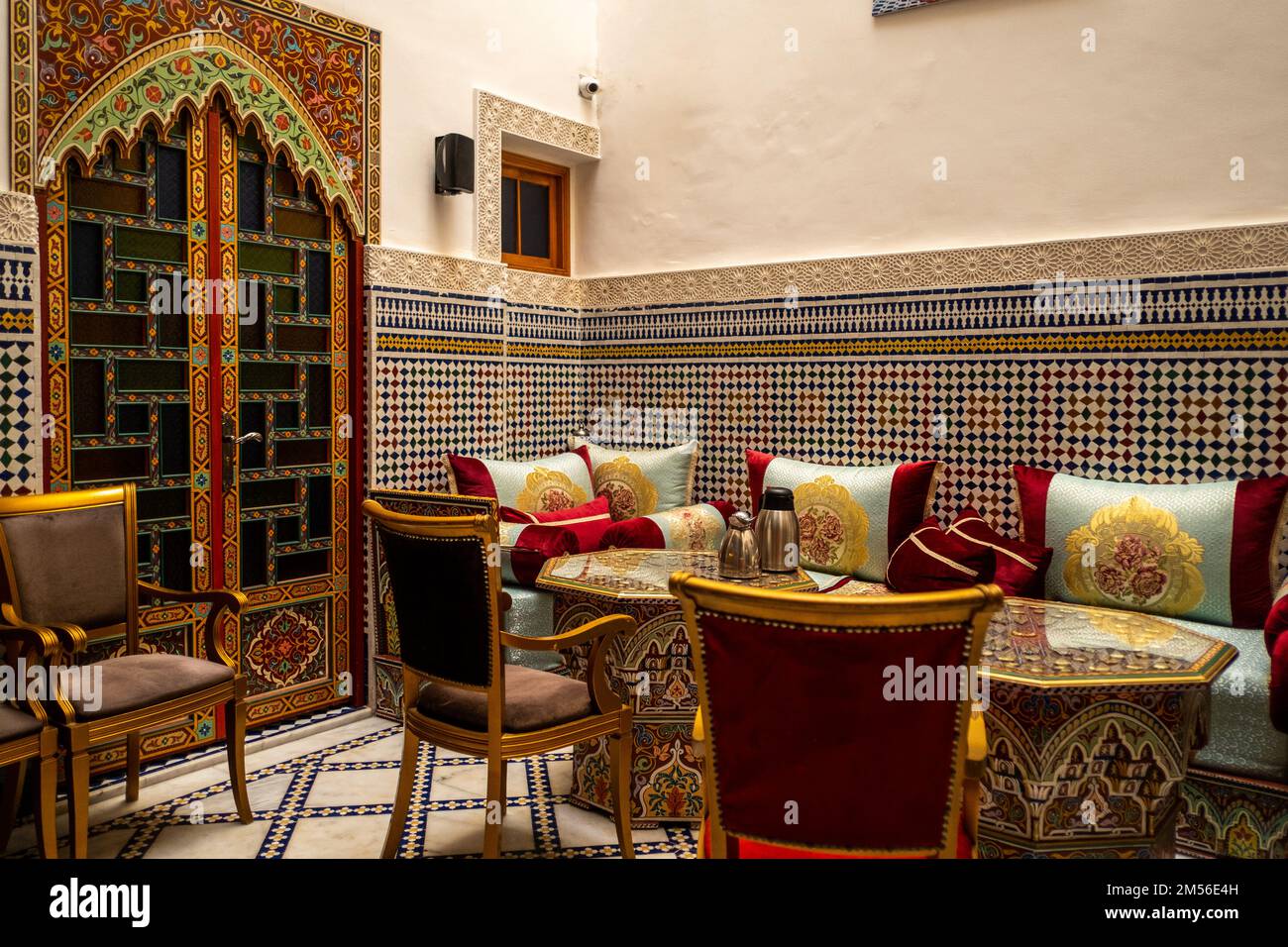 Fes, Marokko; 7. dezember 2022: Innenhof eines marokkanischen Hauses Stockfoto