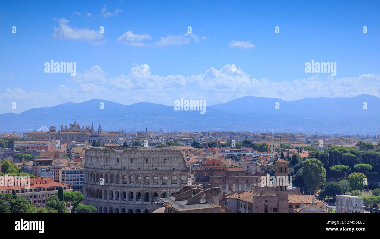 Stadtbild von Rom von Vittoriano: Im Zentrum des Kolosseums. Stockfoto