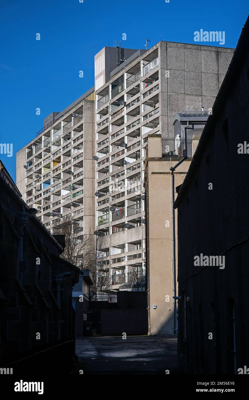 Blick auf das Linksview House im Stadtteil Kirkgate von Leith in Edinburgh, ein städtisches Wohnkonzept, das zwischen 1964 und 1967 erbaut wurde. Stockfoto