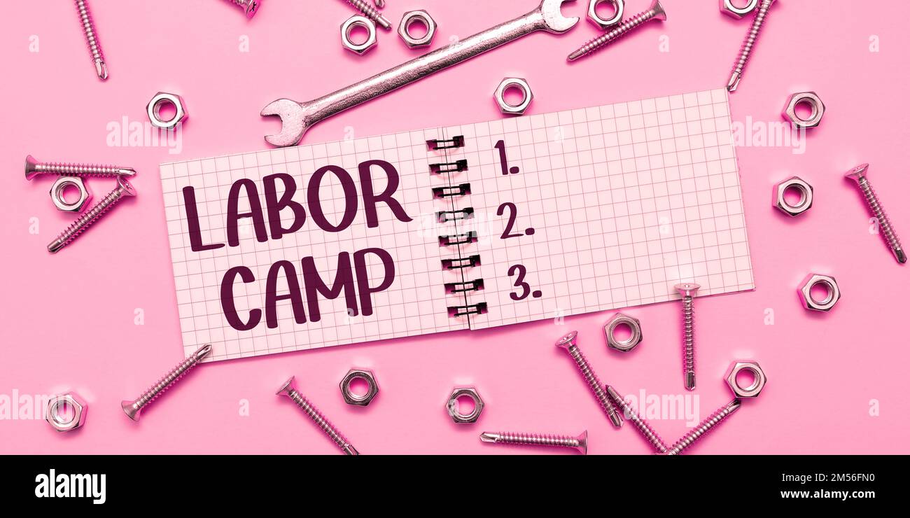 Schreiben mit Text Labor Camp. Begriff einer Strafkolonie, in der Zwangsarbeit geleistet wird Stockfoto