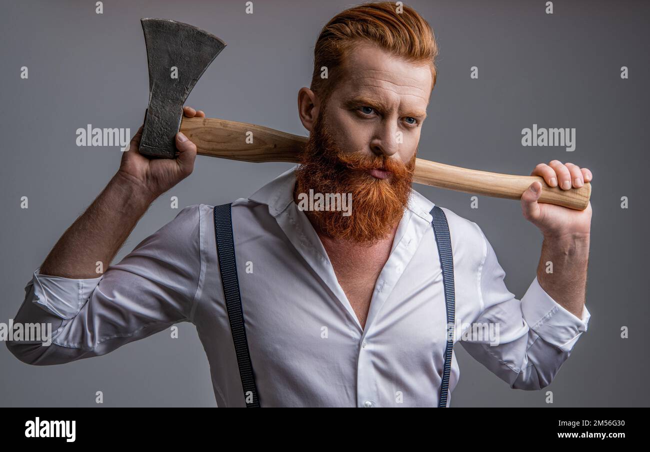 Hübscher männlicher Mann mit Axt im Hintergrund. Foto eines männlichen  Mannes mit Axt. Männlicher Mann mit Axt auf grau isoliert. Männlicher Mann  mit Axt im Stu Stockfotografie - Alamy