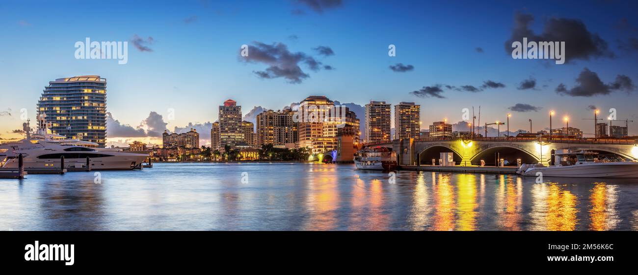 Blick auf die Skyline der Innenstadt von West Palm Beach bei Sonnenuntergang Stockfoto