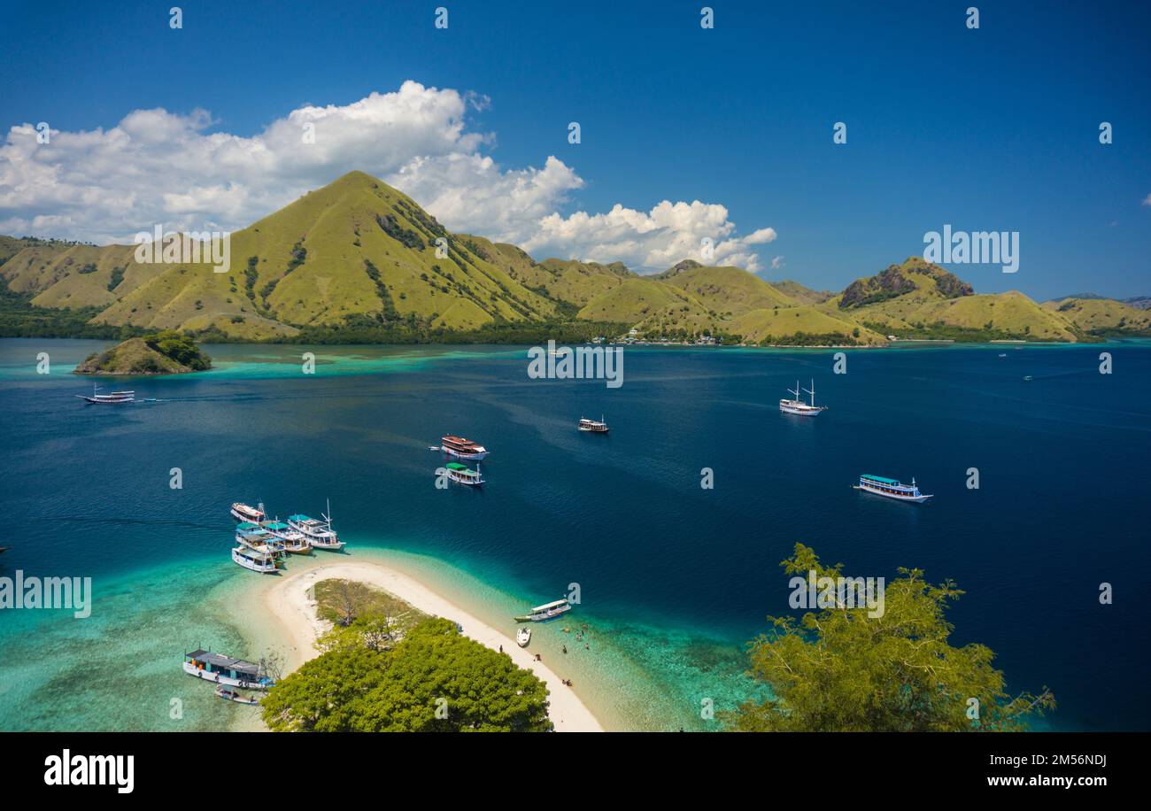 Ein wunderschöner Blick auf die Insel Kelor und Boote im Meer im Osten von Nusa Tenggara, Indonesien. Stockfoto