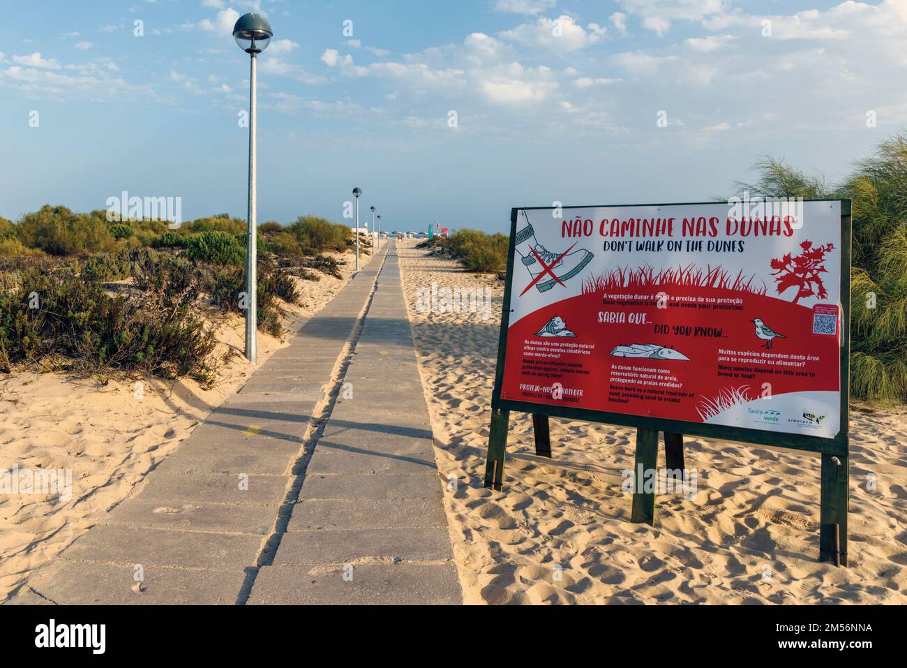 Tavira, Algarve, Portugal. Zweisprachiger Hinweis auf Portugiesisch und Englisch auf Ilha de Tavira/Tavira Island, in dem die Menschen aufgefordert werden, nicht in den Sanddünen zu laufen. D Stockfoto