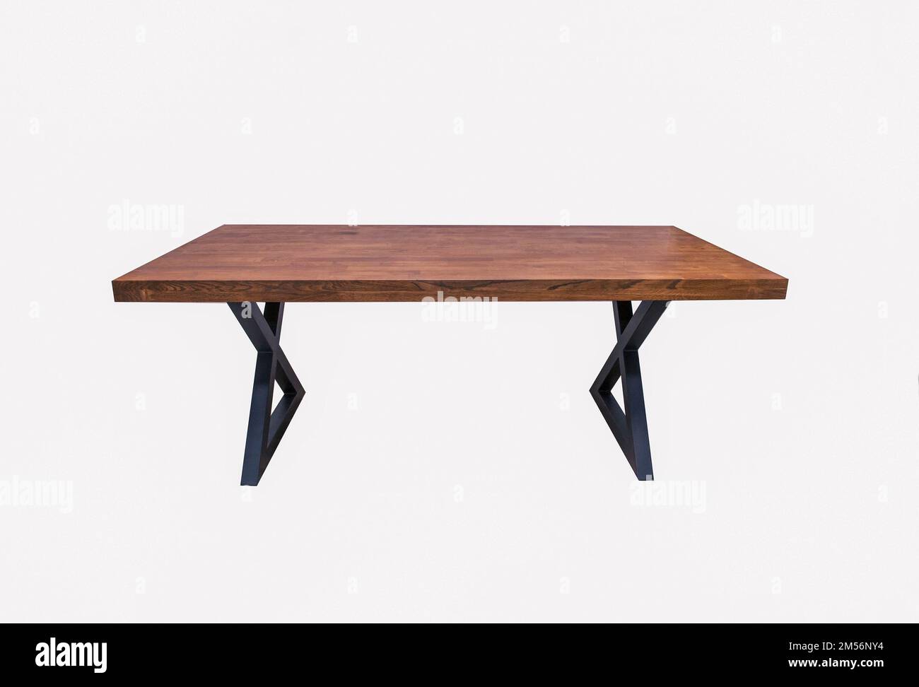 Lofttisch in Wengé-Eiche mit schwarzen Beinen Stockfoto