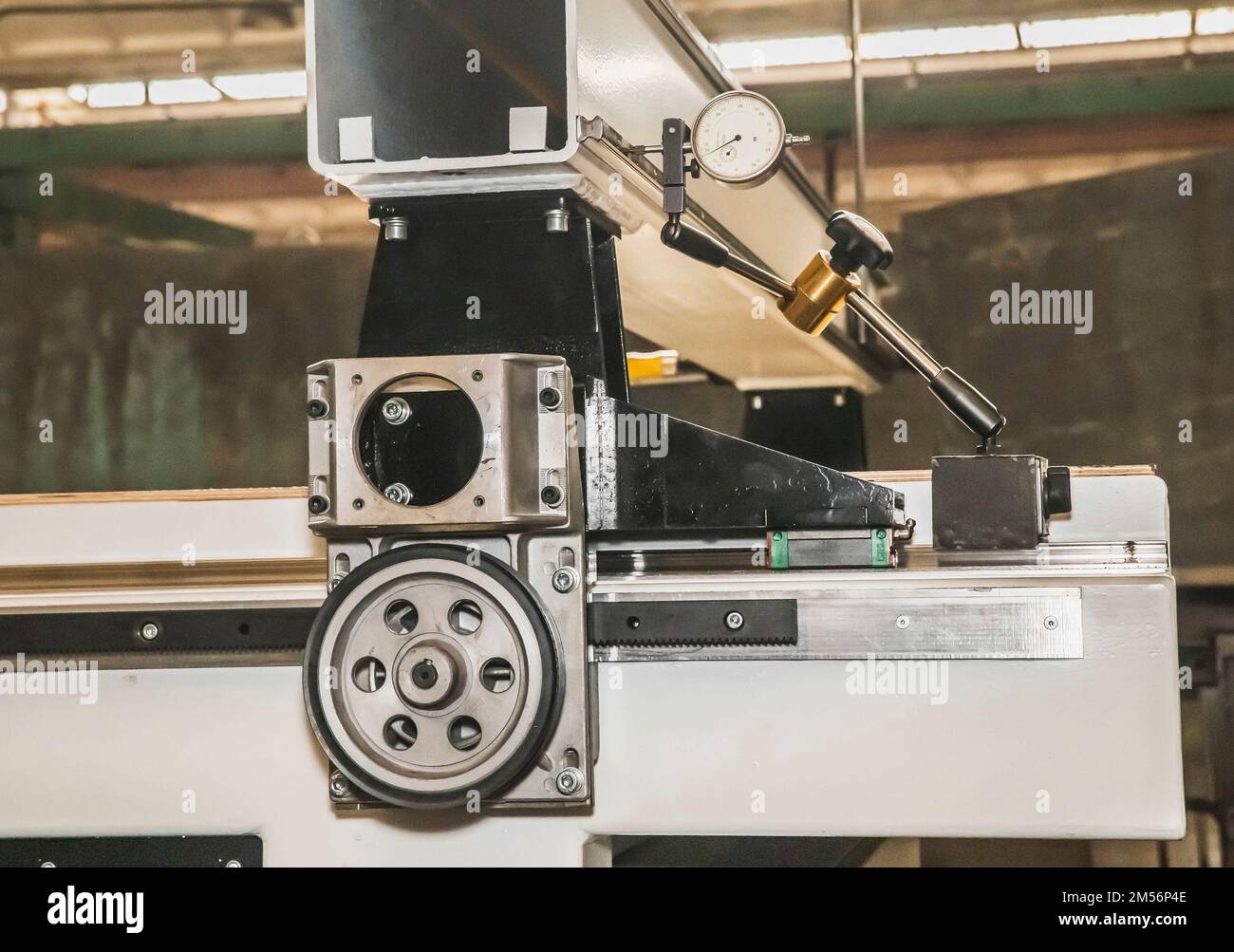 Messuhr zur Messung des Axialverhältnisses an einer unbearbeiteten CNC-Maschine befestigt Stockfoto