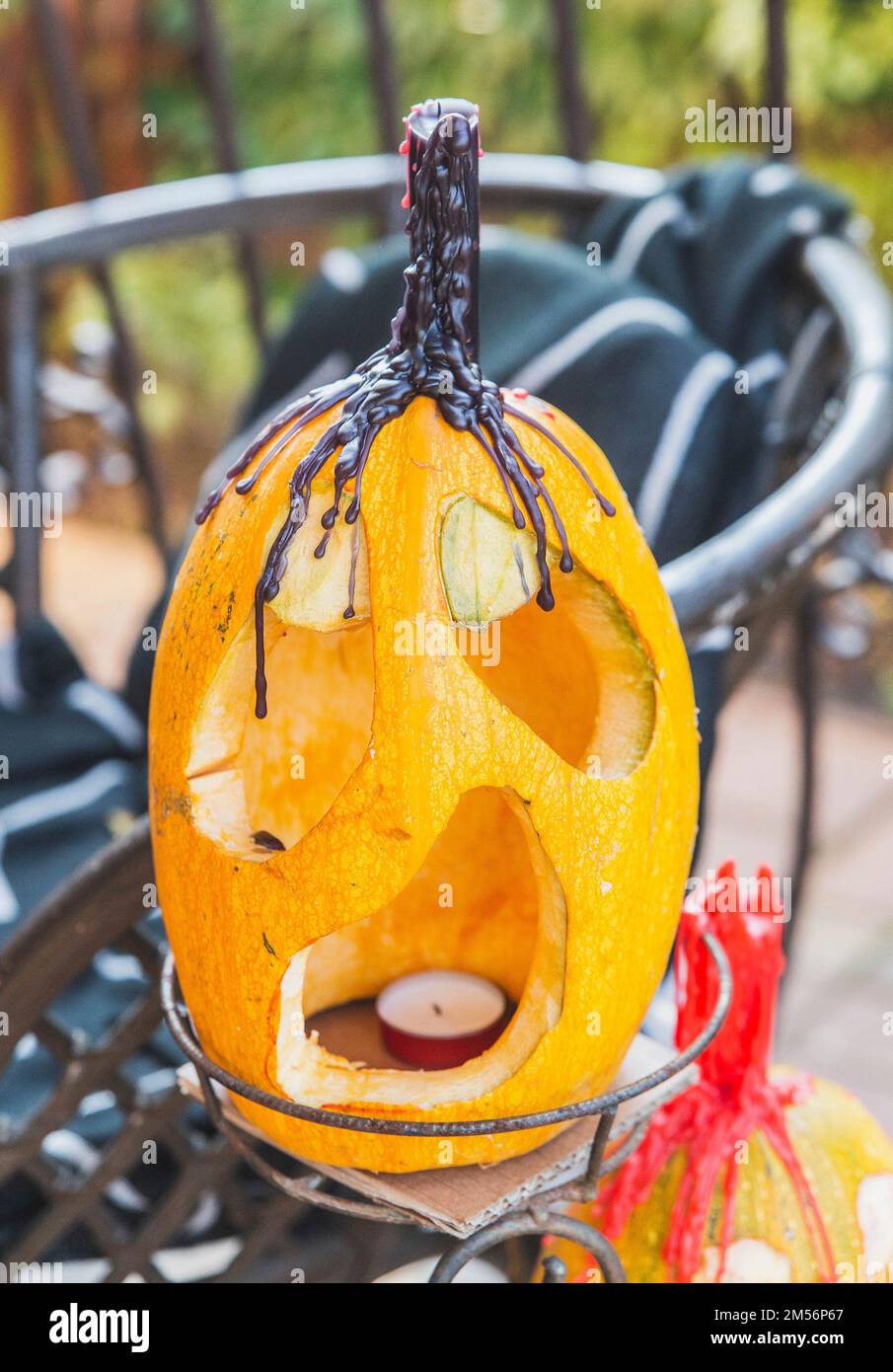 Kürbis mit Gesicht und Kerze für Halloween Stockfoto