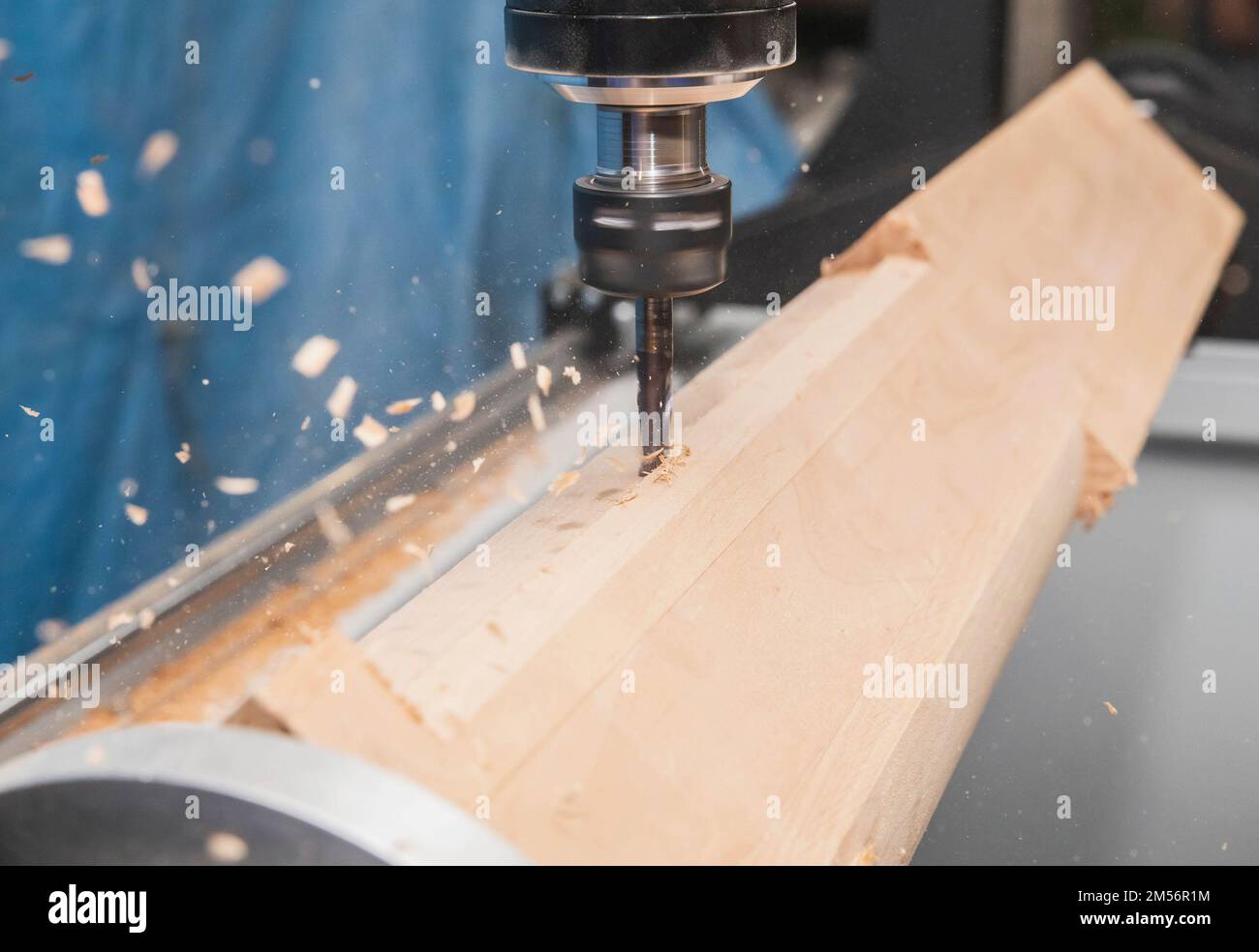 Fräsmaschine mit computergestützter numerischer Steuerung verarbeitet Holzrohling Stockfoto