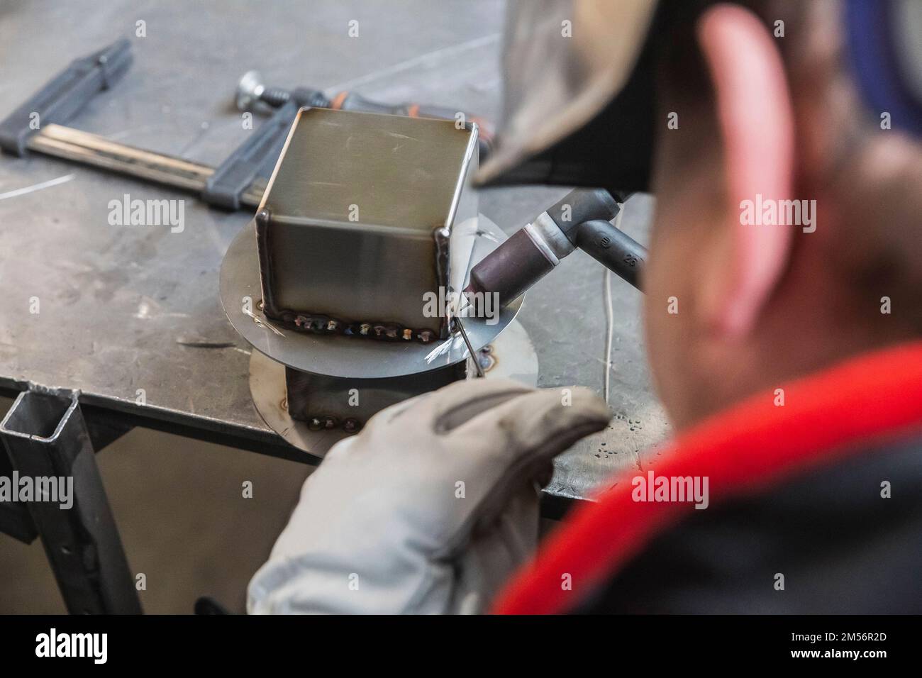 Mitarbeiter arbeitet im Werk beim halbautomatischen Argonschweißen Stockfoto