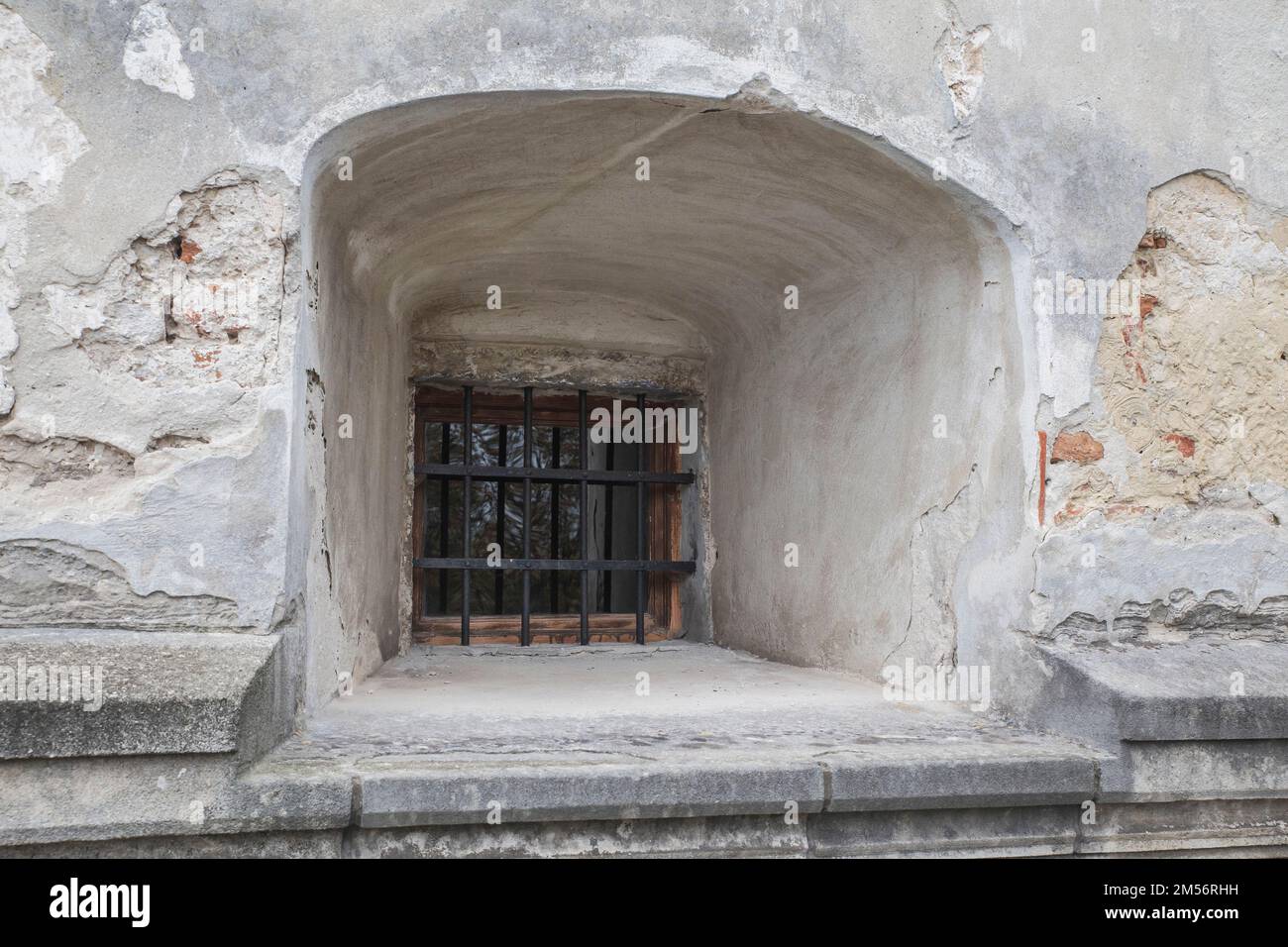 Fenster mit Gittern in einer alten, verlassenen Festung Stockfoto