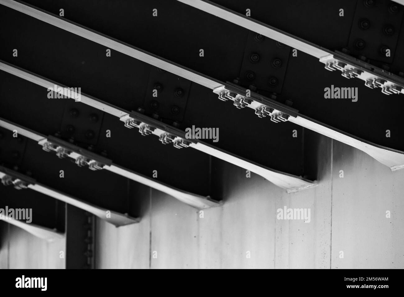 Spannweite der Stahlbrücke, Ansicht von unten mit Trägerverbindungen. Schwarzweißfoto Stockfoto