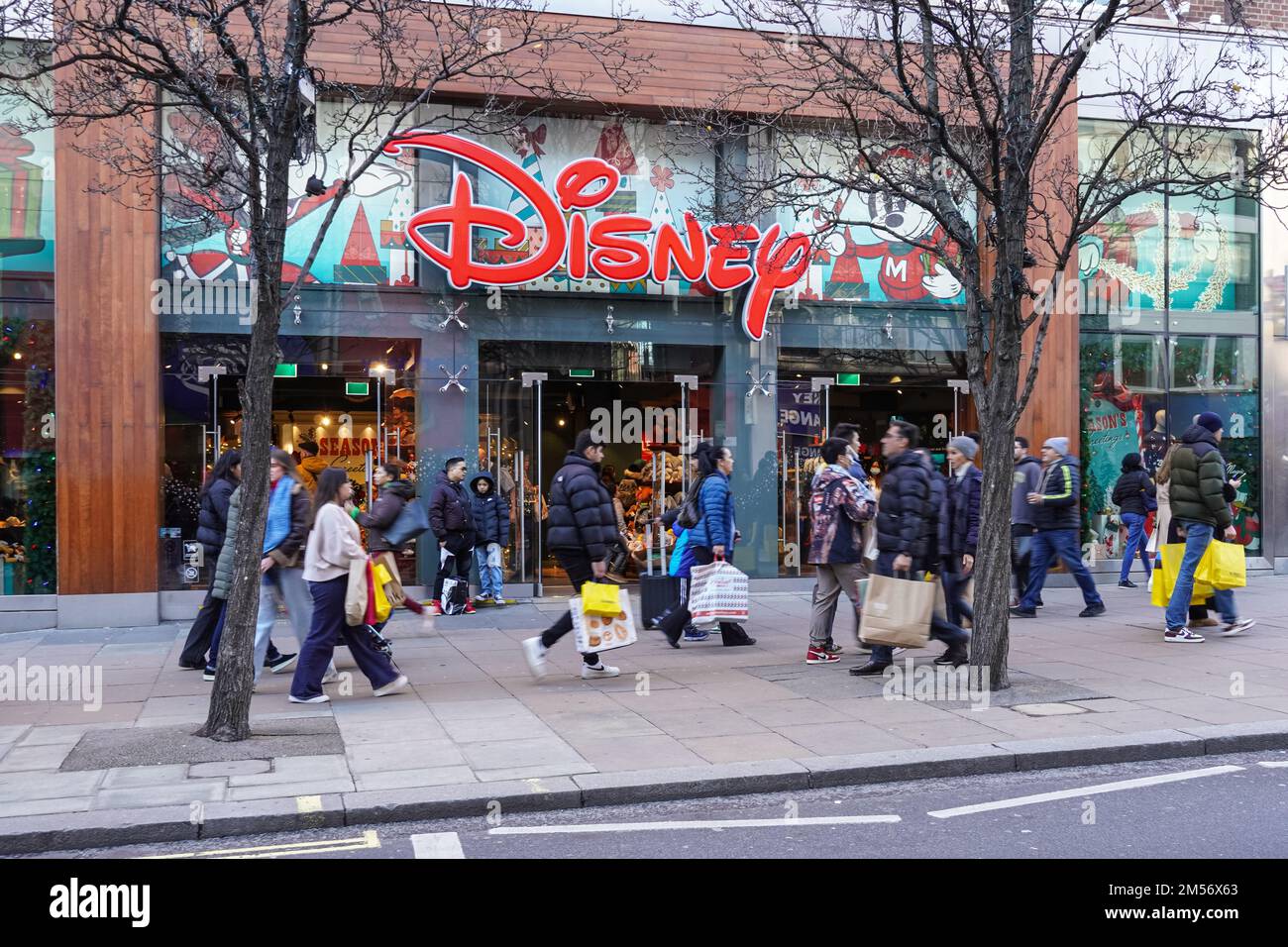 Einkäufer am Boxing Day vor dem Disney Store in der Oxford Street, London England Großbritannien Stockfoto
