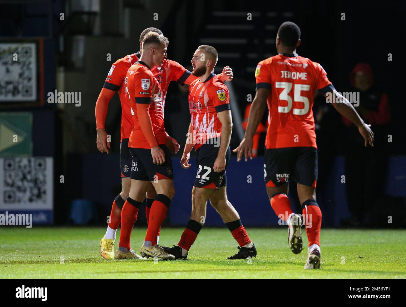 Allan Campbell (Zentrum) in Luton Town feiert das erste Tor seiner