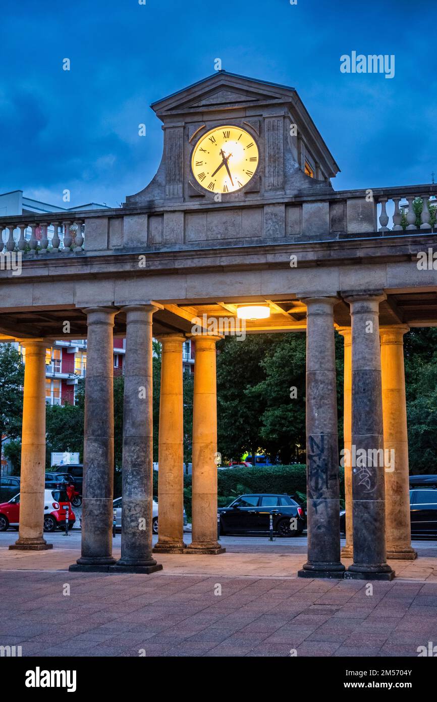 Öffentliche Uhr bei Colonnades, Frankfurter Alley, Berlin, Germnay Stockfoto