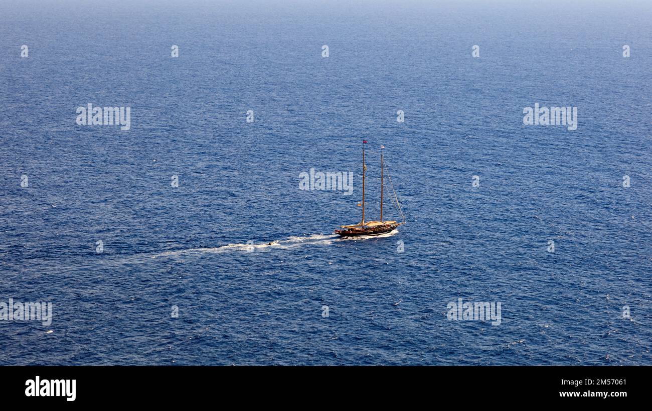 Altes Segelschiff auf dem Wasser aus Vogelperspektive, Mallorca, Spanien Stockfoto