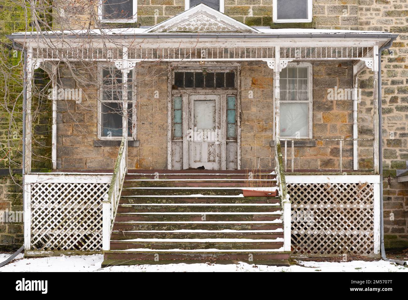 Utica, Illinois - USA - 15. November 2022: Außenansicht des 1849 erbauten historischen Sulfur Springs Hotels in Utica, Illinois. Stockfoto