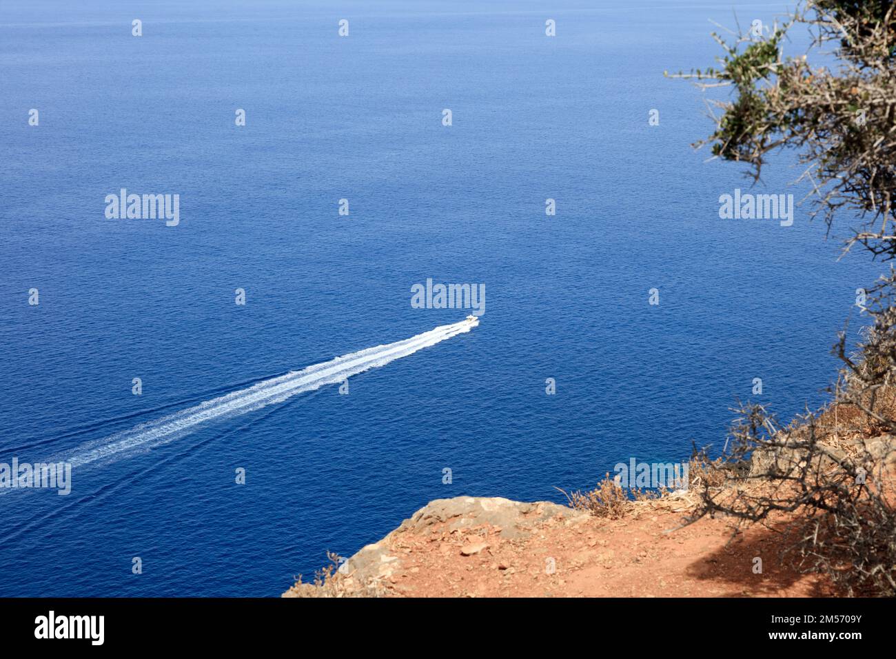 Schiff auf See in der Wildklippe im Vordergrund von mallorca, Spanien Stockfoto