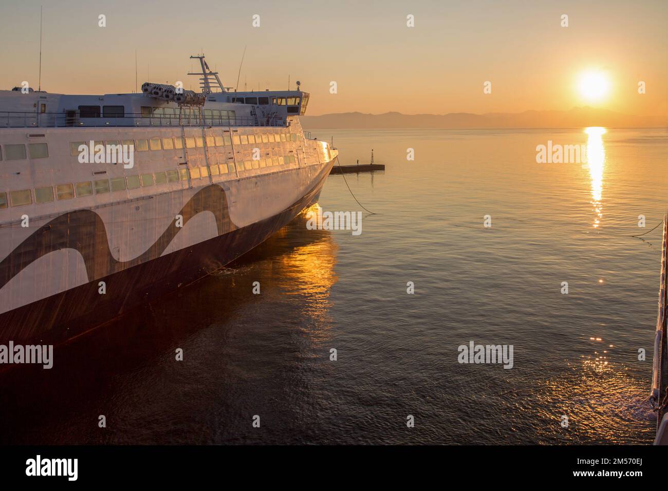 Bald beginnt die Fähre am frühen Morgen am Hafen von Rafina zu segeln - bei Sonnenaufgang. Beginnen wir unseren Urlaub auf den wundervollen griechischen Inseln - sind Stockfoto