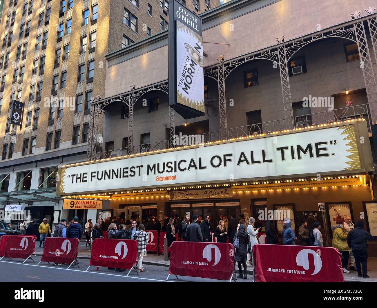 Theaterbesucher standen vor dem Eugene O'neil Theater in Schlange, um das preisgekrönte Book of Morman bei einer Samstagsmatinee in der 49. Street in New York City zu sehen. Stockfoto