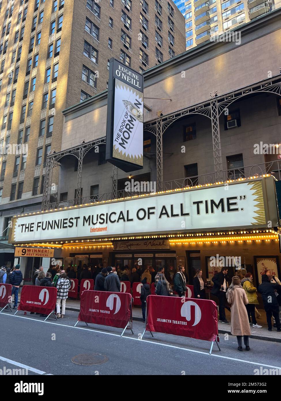 Theaterbesucher standen vor dem Eugene O'neil Theater in Schlange, um das preisgekrönte Book of Morman bei einer Samstagsmatinee in der 49. Street in New York City zu sehen. Stockfoto