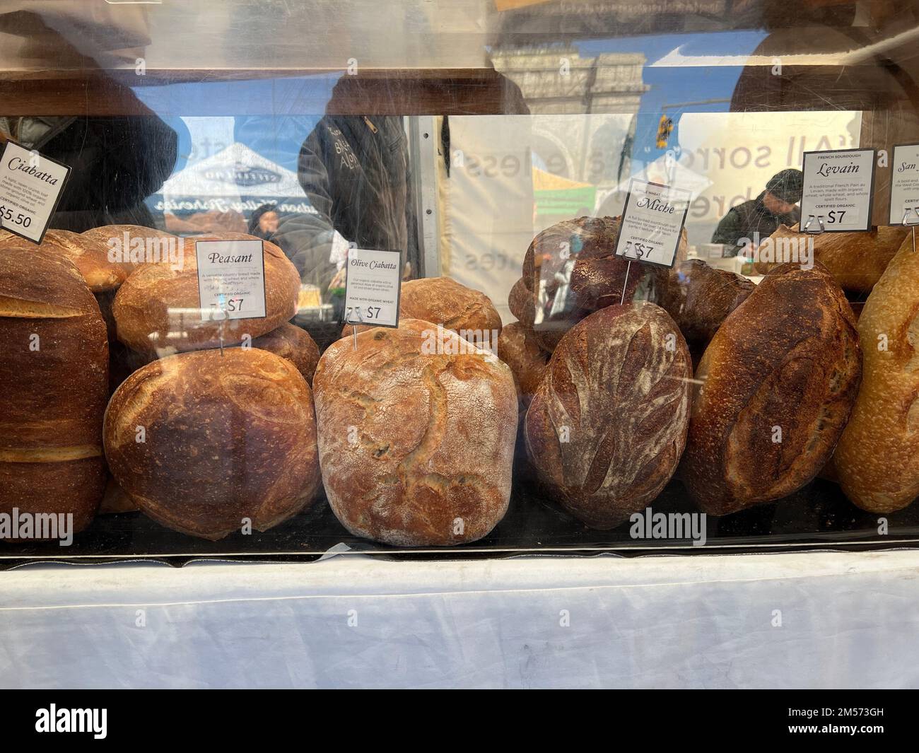 Frische hausgemachte Brote zum Verkauf auf dem Grand Army Plaza Farmers Market in Brooklyn, New York. Stockfoto