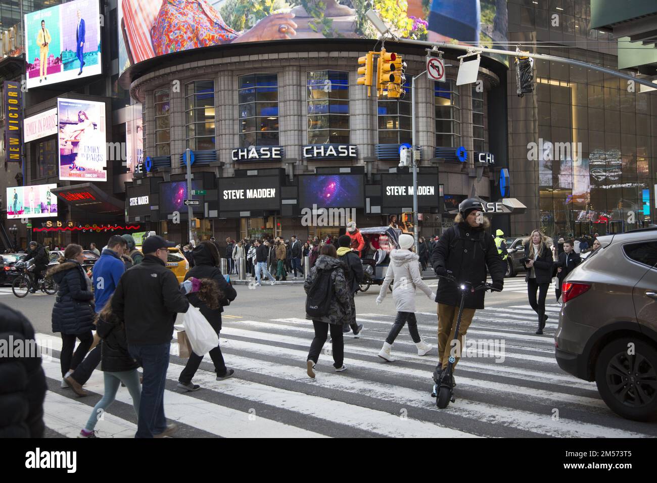 Verkehrs- und Touristenattraktionen in der 7. Avenue und 42. Street am südlichen Ende des Times Square eine Woche vor Weihnachten in Manhattan, NYC. Stockfoto