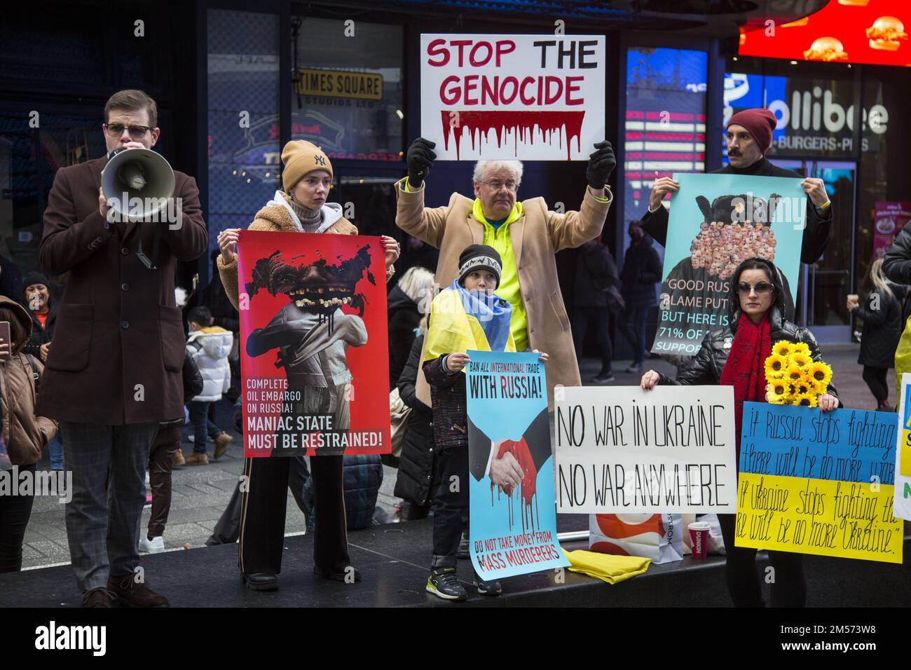 Unterstütze die Ukraine Rally auf dem Times Square eine Woche vor Weihnachten in New York City 2022. Stockfoto