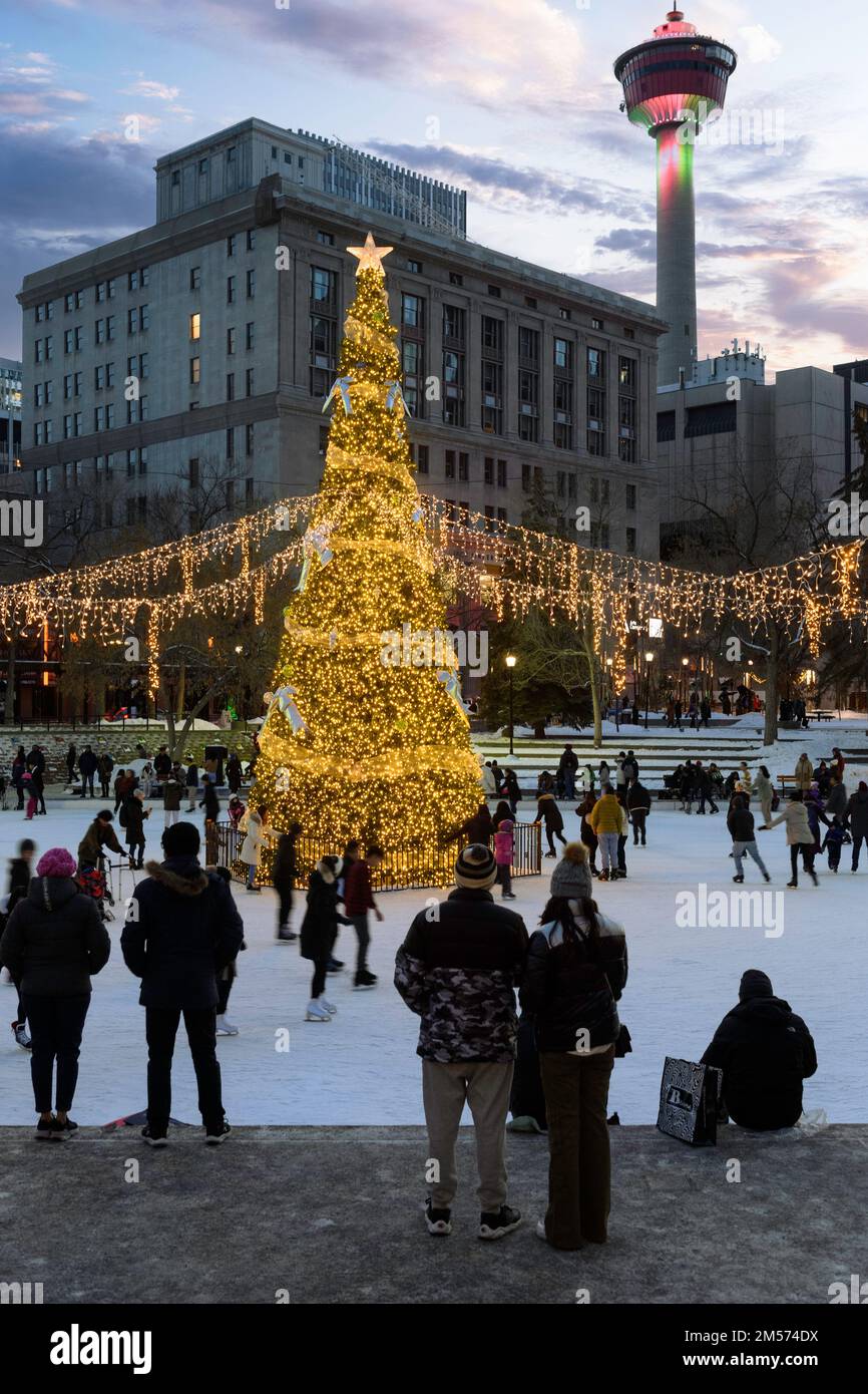 Schlittschuhlaufen an einem kalten Winterabend auf der Calgary Olympic Plaza. Alberta Kanada Stockfoto