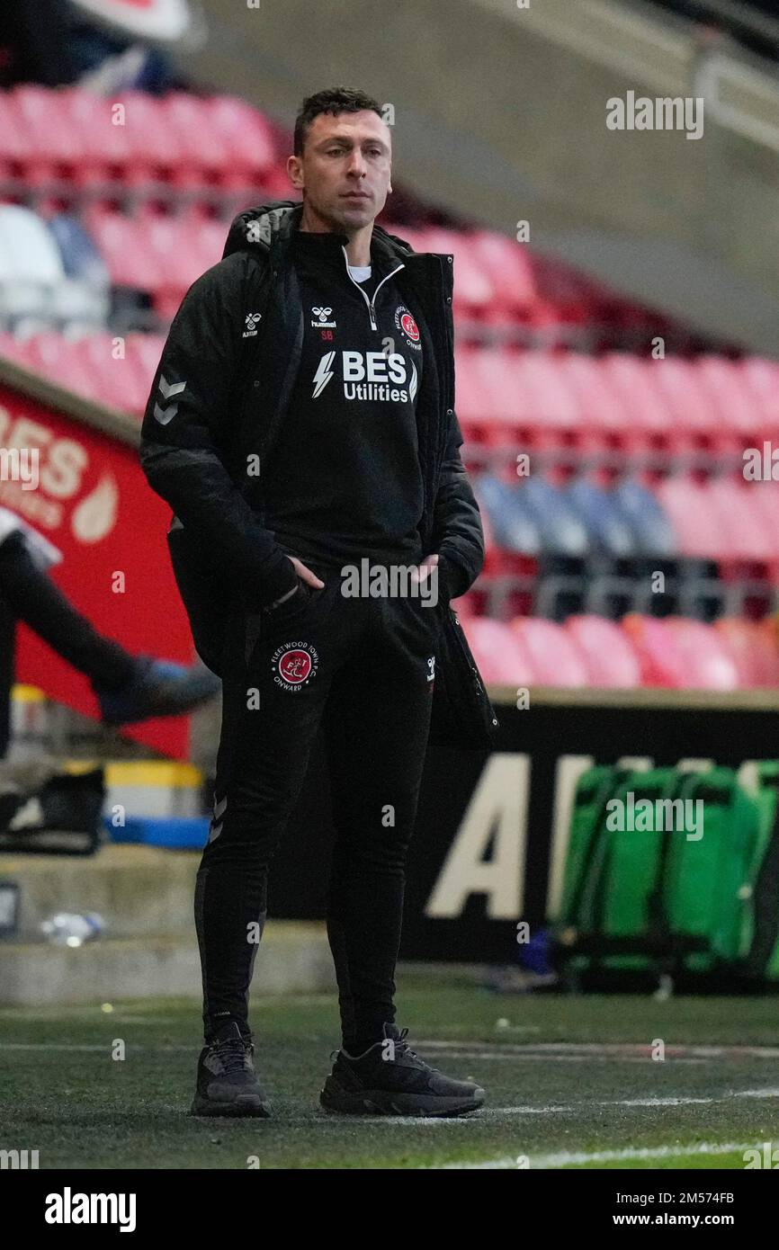 Fleetwood, Großbritannien. 26. Dezember 2022. Scott Brown Manager von Fleetwood Town während des Spiels Fleetwood Town vs Sheffield der Sky Bet League 1 am Mittwoch im Highbury Stadium, Fleetwood, Großbritannien, 26. Dezember 2022 (Foto von Steve Flynn/News Images) in Fleetwood, Großbritannien, am 12./26. Dezember 2022. (Foto: Steve Flynn/News Images/Sipa USA) Guthaben: SIPA USA/Alamy Live News Stockfoto