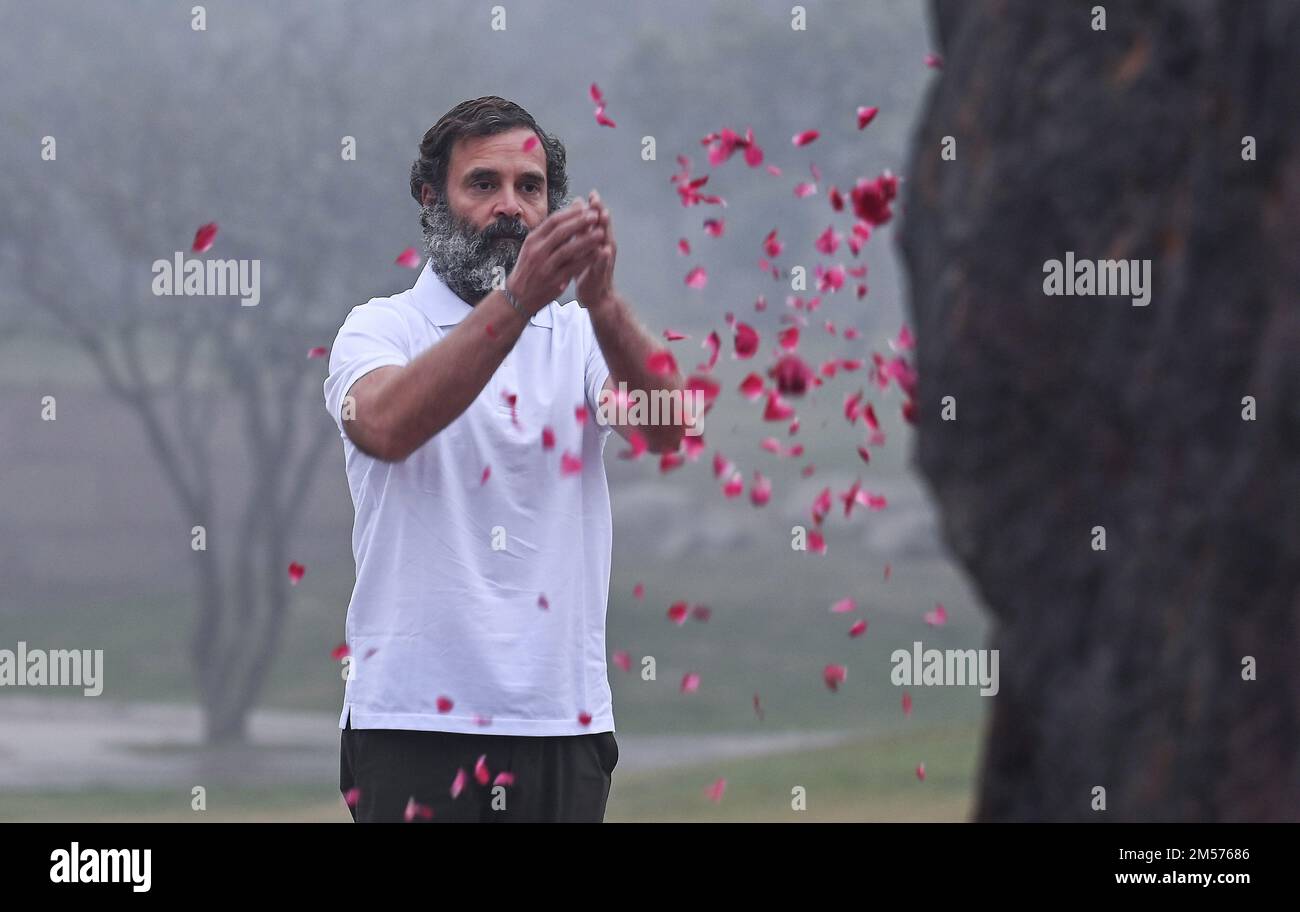 Neu-Delhi, Indien. 26. Dezember 2022. NEU-DELHI, INDIEN - DEZEMBER 26: Kongressführer Rahul Gandhi würdigt den ehemaligen Premierminister und seine Großmutter Indira Gandhi bei ihrer Gedenkfeier Shakti Sthal am 26. Dezember 2022 in Neu-Delhi, Indien. Der ehemalige Kongresspräsident Rahul Gandhi würdigte Mahatma Gandhi und ehemalige Premierminister wie Atal Bihari Vajpayee, Jawaharlal Nehru, Lal Bahadur Shastri, Indira Gandhi und Rajiv Gandhi bei ihren Gedenkstätten in Neu-Delhi. (Foto: Raj K Raj/Hindustan Times/Sipa USA) Guthaben: SIPA USA/Alamy Live News Stockfoto