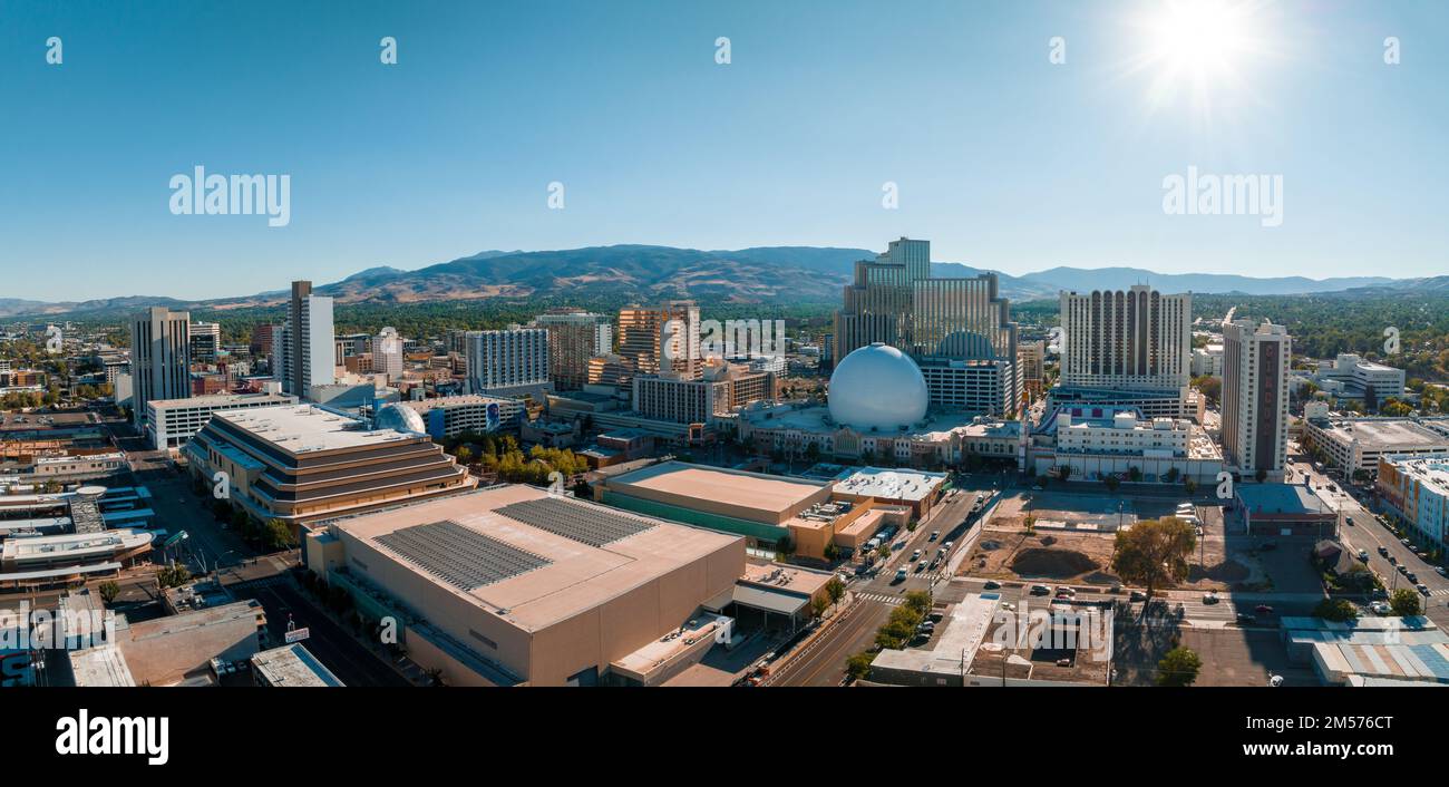 Panoramablick aus der Vogelperspektive auf die Stadt Reno in Nevada. Stockfoto