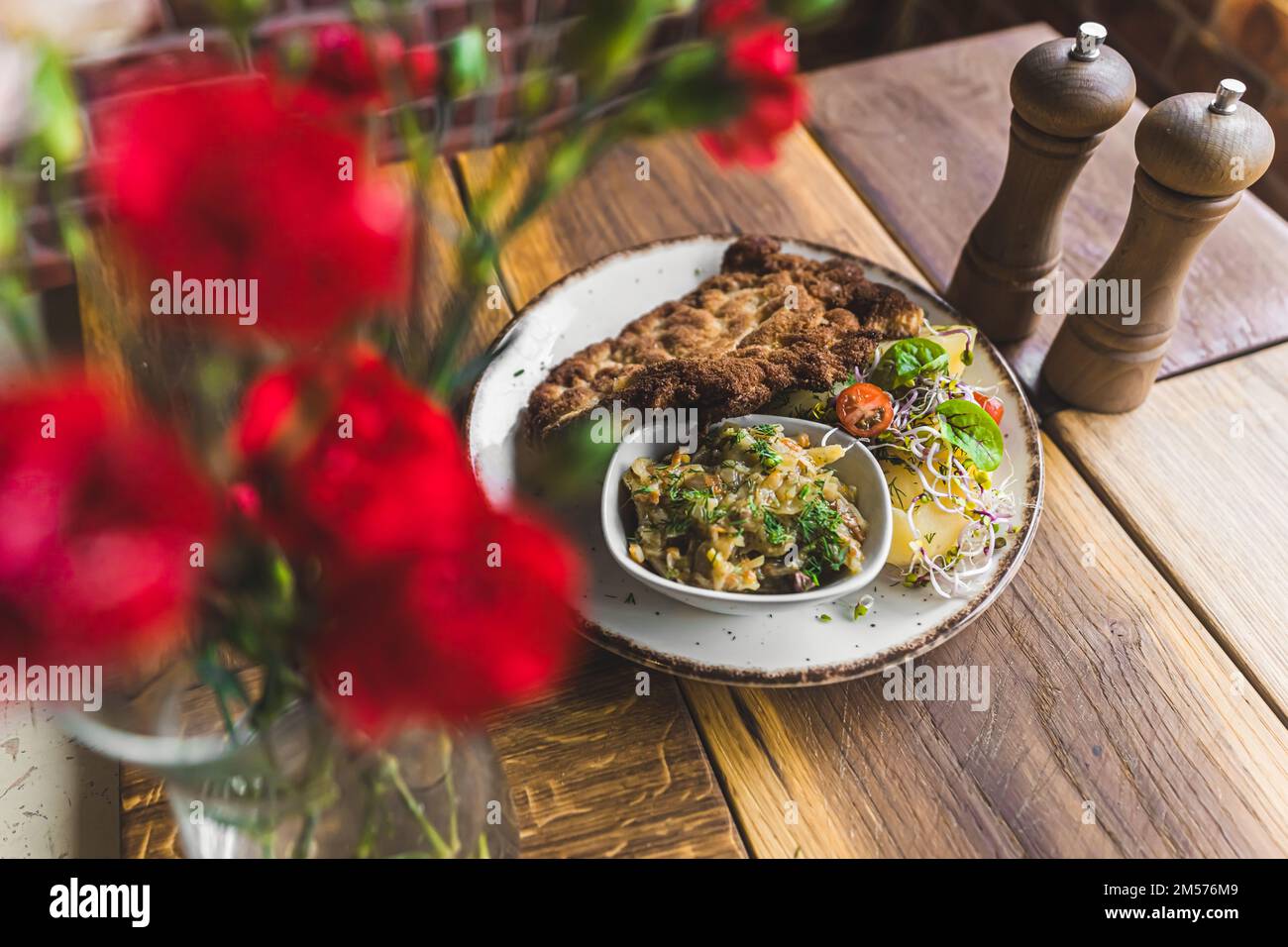 Blick aus einem hohen Winkel auf ein Kotelett mit Schweinekotelett, serviert mit gebratenem Kohl. Traditionelle polnische Küche. Ernährung und Lebensmittelkonzept. Hochwertiges Foto Stockfoto
