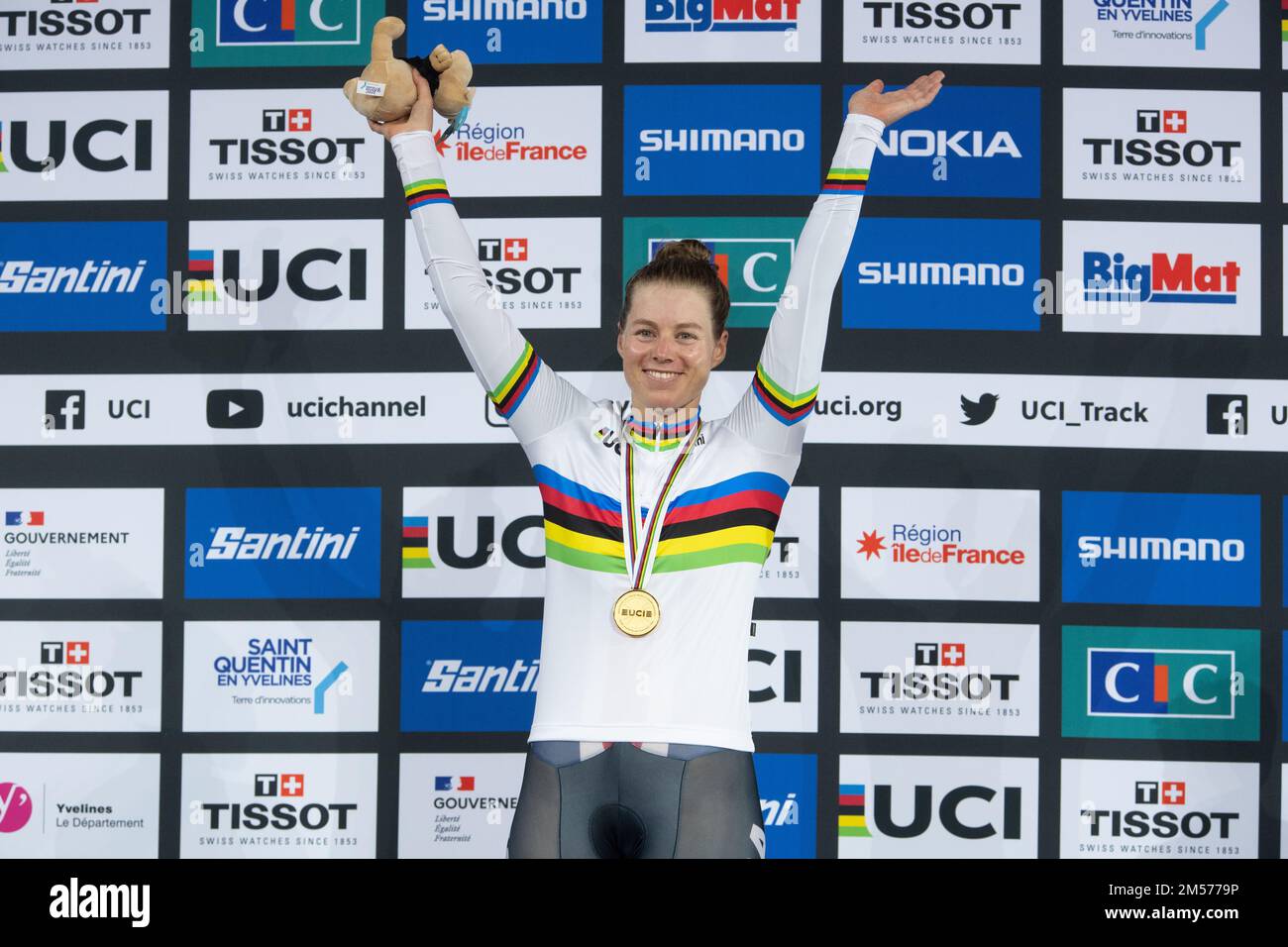 Jennifer Valente aus den USA, Weltmeisterin im Frauenomnium, mit Goldmedaille und Regenbogentrikot, bei der UCI Track World Championships 2022 Stockfoto