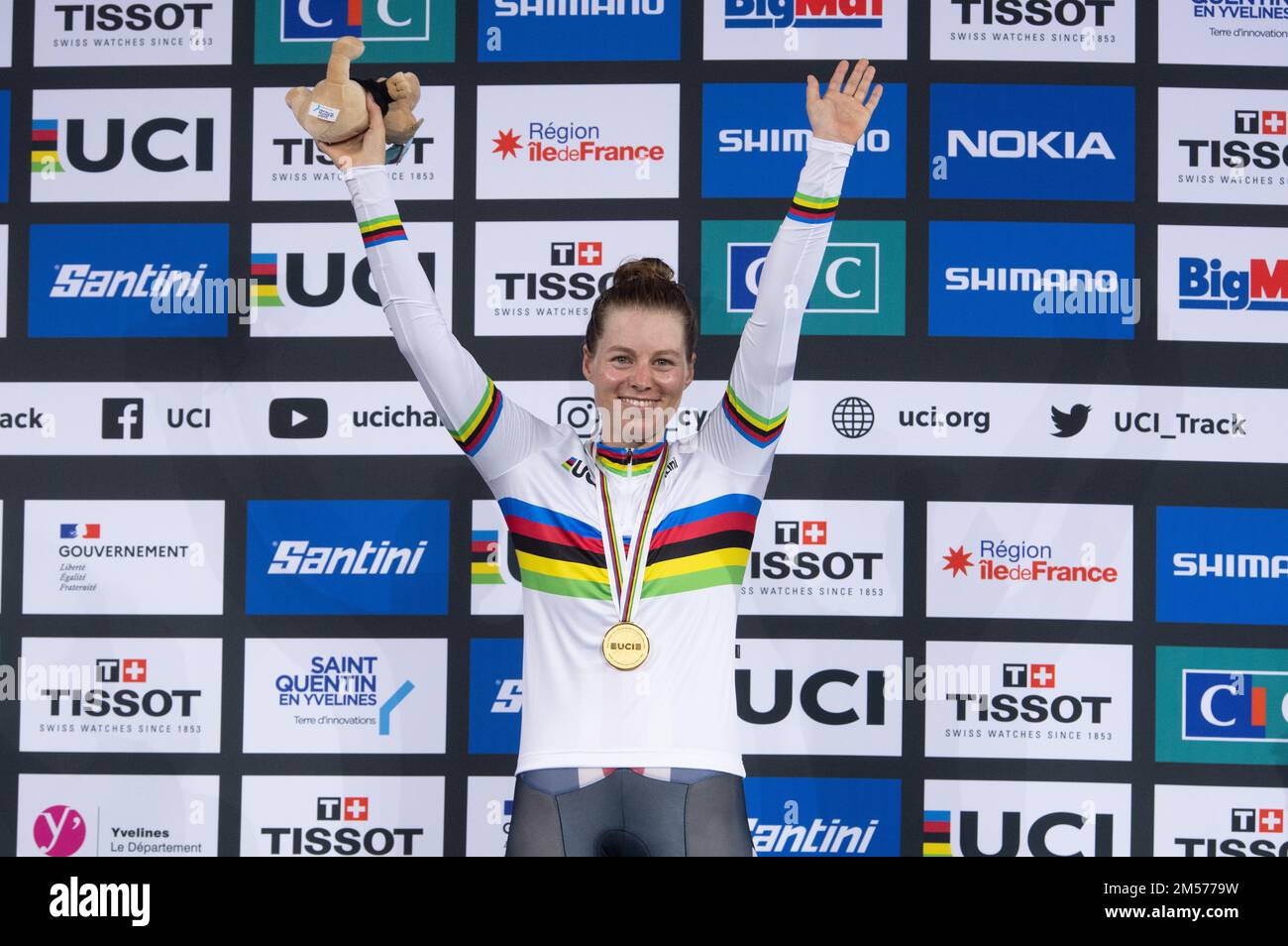 Jennifer Valente aus den USA, Weltmeisterin im Frauenomnium, mit Goldmedaille und Regenbogentrikot, bei der UCI Track World Championships 2022 Stockfoto
